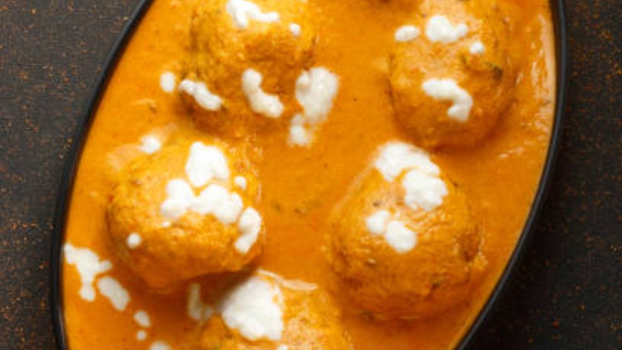 ছোট ছোট করে কাটা আলু দিয়ে দিন। হালকা আঁচে ফুটতে দিন। একটু গরম মশলা গুঁড়ো আর ঘি দিয়ে নাড়তে থাকুন। কম আঁচে ফুটতে থাকলেই তরকারি তৈরি হয়ে যাবে। একটু ঝোল থাকা অবস্থায় নামিয়ে নিন, কারণ পরে তা টেনে নেবে। নামানোর আগে উপর থেকে ধনেপাতা কুচি ছড়িয়ে দিতে ভুলবেন না 