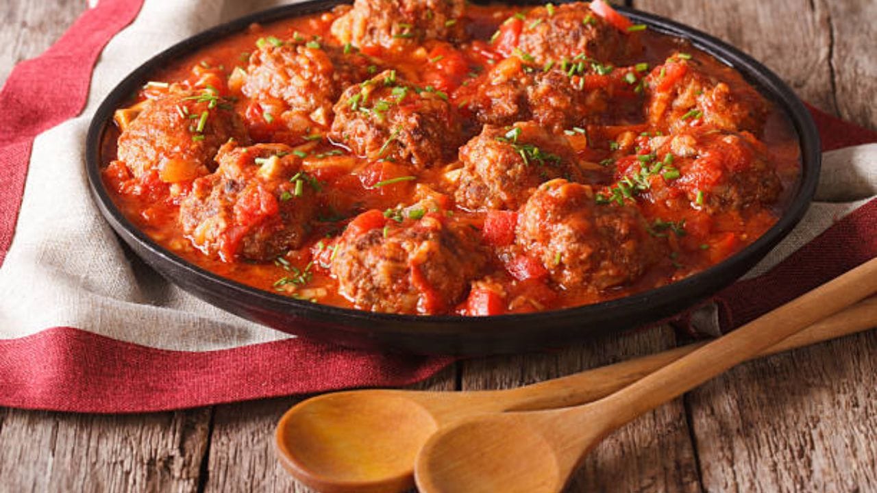 মাঝারি আঁচে সরষের তেল গরম করে প্রথমে তা ভেজে নিতে হবে। বাকি তেলে শুকনো লঙ্কা, তেজপাতা, গোটা জিরে, মেথি, কাশ্মীরী লঙ্কা গুঁড়ো-হলুদ গুঁড়ো দিয়ে নাড়াচাড়া করুন। এক চামচ গ্রেট করা আদা ও কাঁতালঙ্কা কুচি দিন