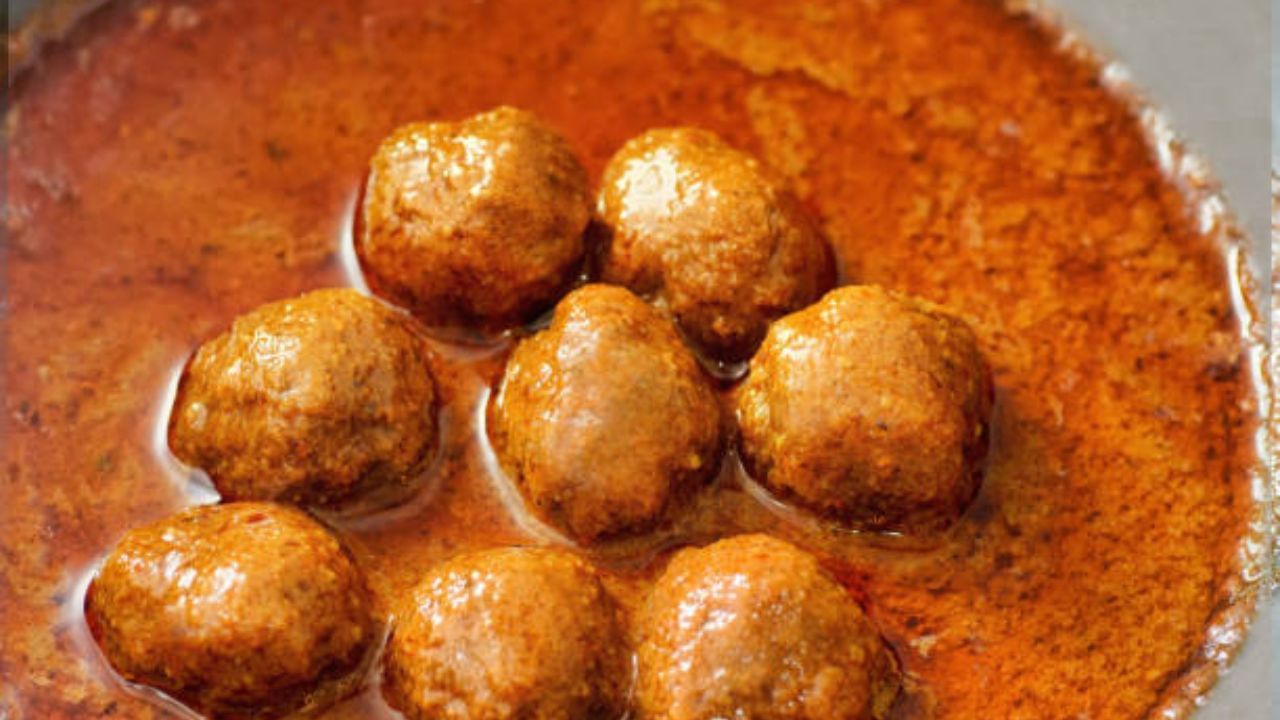 মিক্সিতে রুটি গুঁড়ো করে নিতে হবে। দুটো আলু আগে থেকেই সেদ্ধ করে রাখুন। এবার তা হাত দিয়ে ভাল করে চটকে নিন। রুটির গুঁড়োর মধ্যে সেদ্ধ আলু, স্বাদমতো নুন, জিরে-হলুদ-ধনে গুঁড়ো, আদা বাটা, ধনেপাতা কুচি, লঙ্কা কুচি ২ চামচ বেসন, একটু জায়ফল, লঙ্কা, গরম মশলা গুঁড়ো দিয়ে মেখে নিন