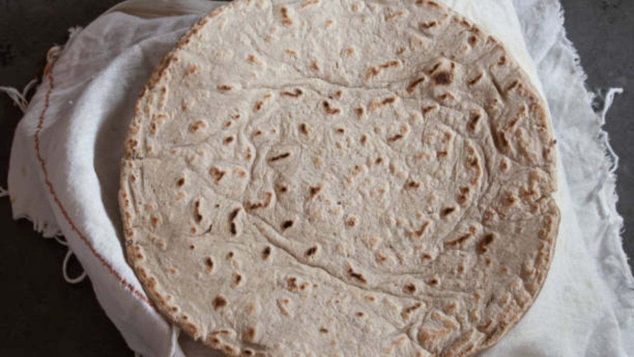 প্রায় দিনই বাড়িতে রুটি বেশি হয়ে যায়। এখন অধিকাংশ বাড়িতেই রাতে রুটি খাওয়ার টল রয়েছে। বিশেষত এই শীতের দিনে। এবার রোজ যে বাড়ির সকল সদস্য রাতে খান এমনটা নয়