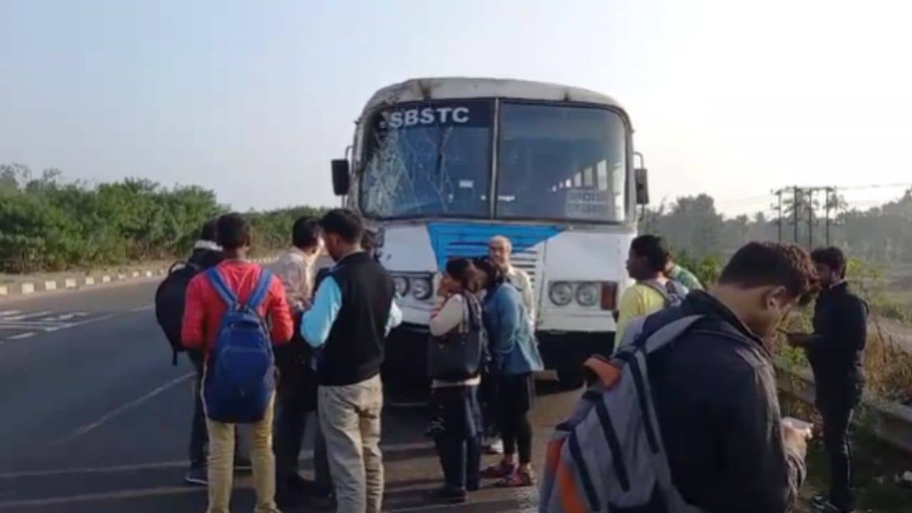 Hooghly: হাতের বাইরে গতি, গাড়ির পিছনে ঠুকে দিল SBSTC-র বাস, বর্ষশেষে রক্তাক্ত যাত্রীরা