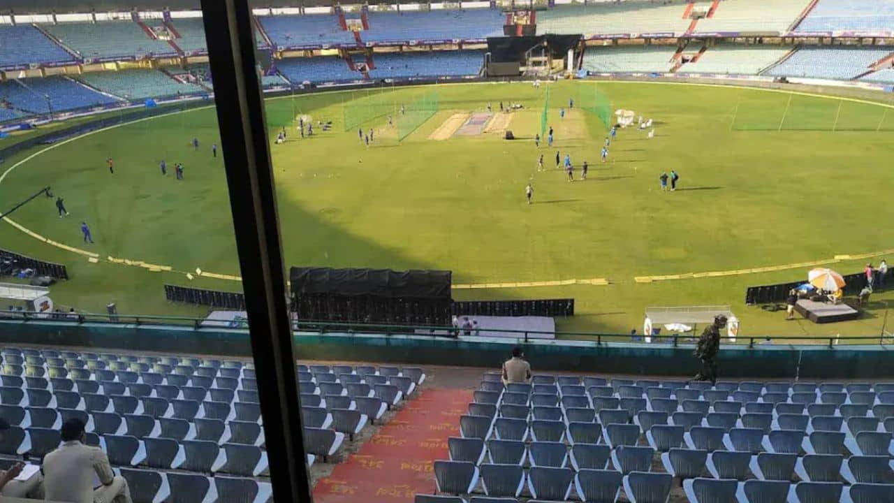 India vs Australia: ১৪ বছর বকেয়া ইলেকট্রিক বিল, আঁধারে রাইপুর স্টেডিয়াম, ভারতের ম্যাচ নিয়ে আশঙ্কা