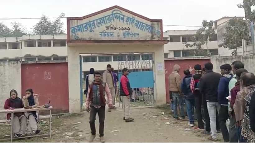 Murshidabad: কনকনে ঠান্ডায় ভোর থেকেই স্কুলের বাইরে ভিড়, নিরিবিলিতেই ভোট হচ্ছে সাগরপাড়ায়