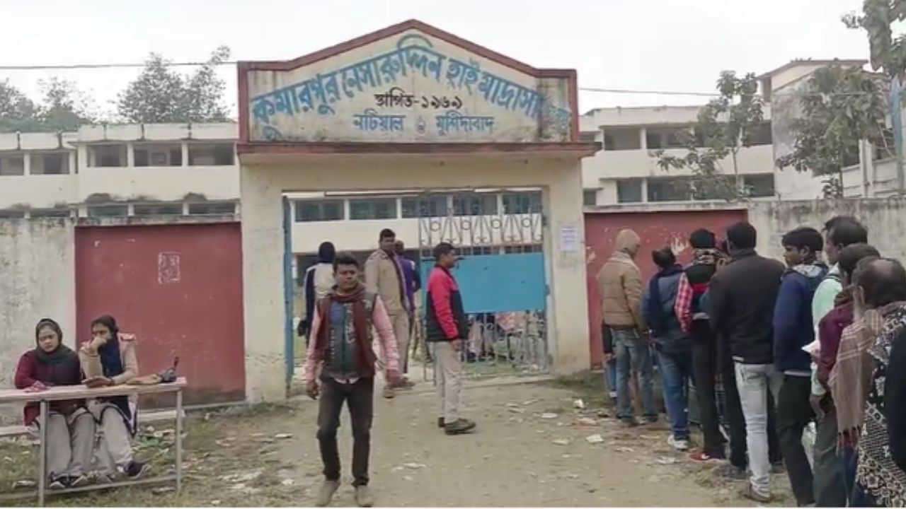 Murshidabad: কনকনে ঠান্ডায় ভোর থেকেই স্কুলের বাইরে ভিড়, নিরিবিলিতেই ভোট হচ্ছে সাগরপাড়ায়