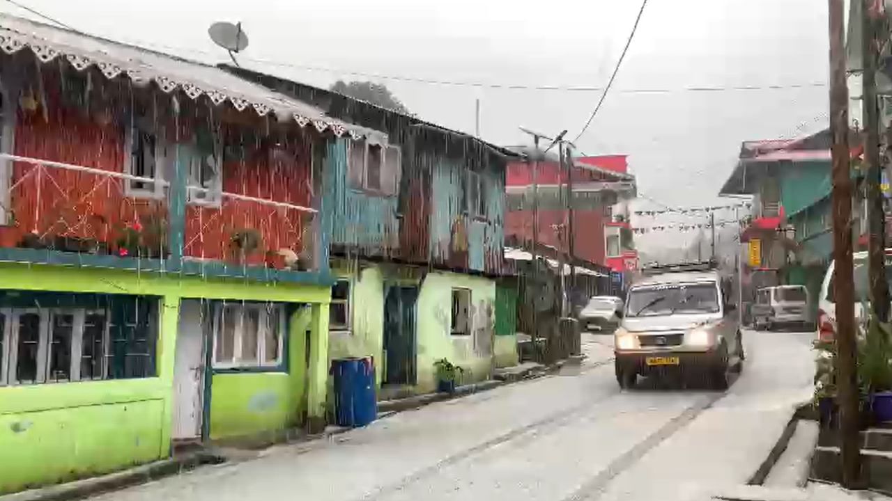 Snowfall in Darjeeling: চলছে শিলাবৃষ্টি, জাঁকিয়ে ঠান্ডার মধ্যে ফের তুষারপাত দার্জিলিংয়ে
