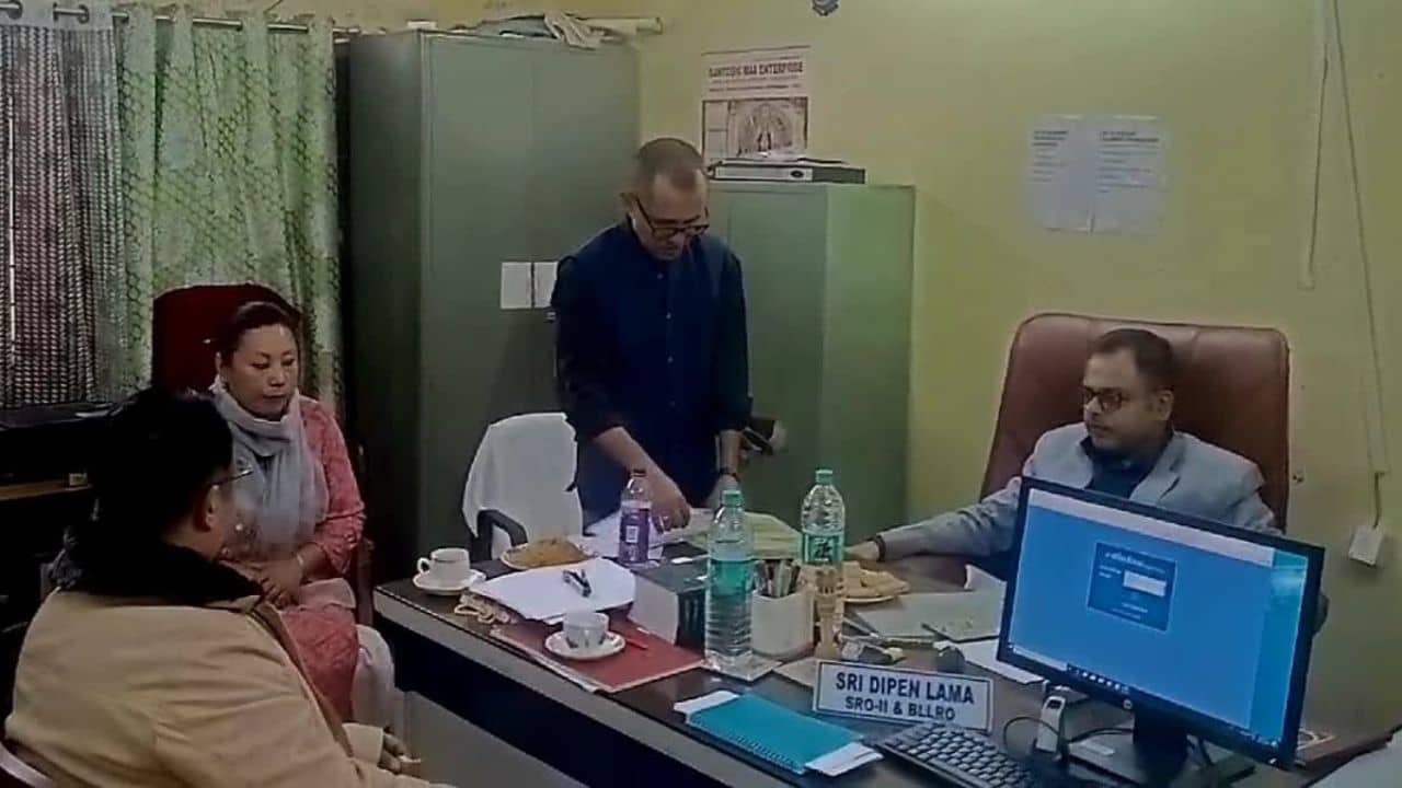 BLRO: মুখ্যমন্ত্রীর ধমকের পরও  ভূমিরাজস্ব দফতরে দালাল চক্রের রমরমা, এবার সরেজমিনে হাজির বিশেষ সচিব