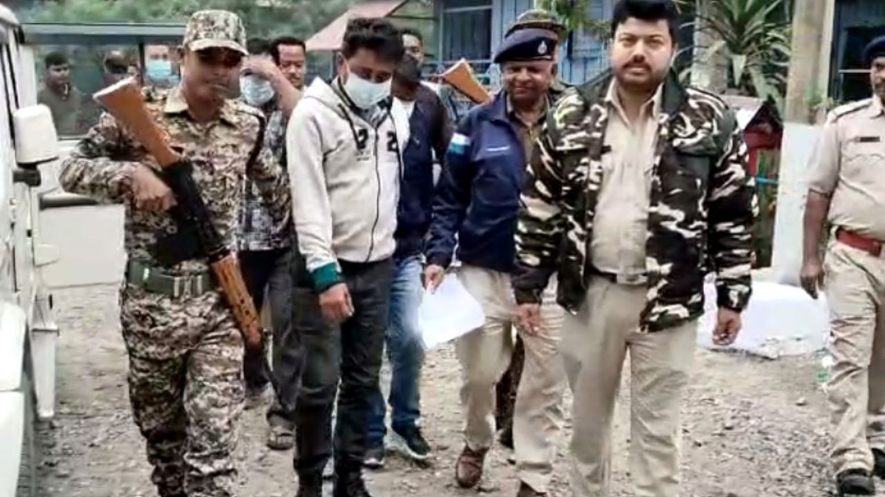 Jalpaiguri: লম্বা শক্ত জিনিসটা এভাবে অফিসারের হাতে তুলে দেবে কে ভেবেছিল!