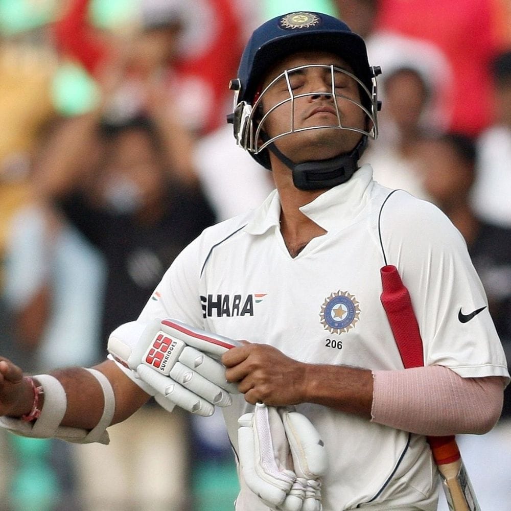 এই তালিকায় রয়েছেন বিষেণ সিং বেদী, সৌরভ গঙ্গোপাধ্যায় এবং বিজয় হাজারে। ভারত অধিনায়ক হিসেবে এই তিনজন ৪ বার শূন্যে আউট হয়েছিলেন।