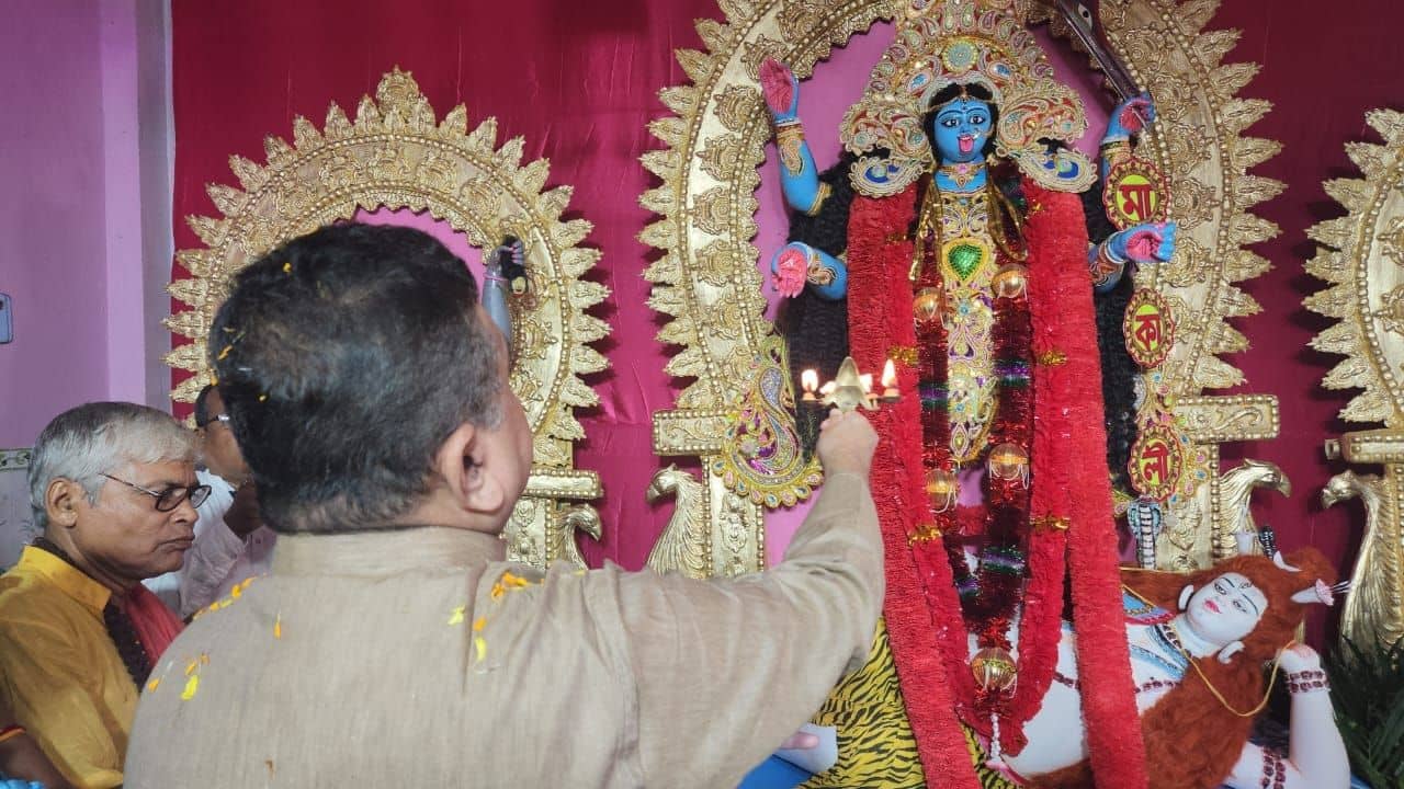 Suvendu Adhikari On Mahua Moitra: ইস্যু পুরনো! মহুয়া বহিষ্কৃত হতেই মা কালীর শরণে শুভেন্দু