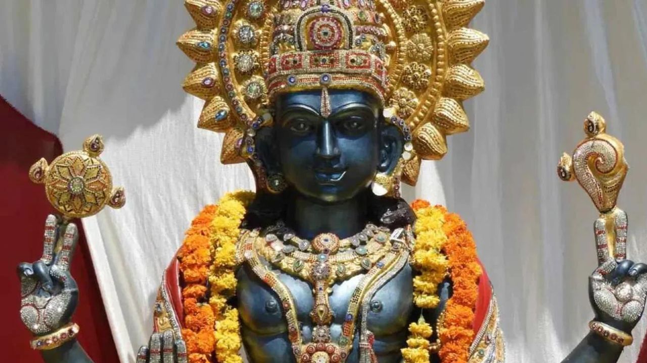 গভীর নিদ্রায় থাকা বিষ্ণুদেবকে হত্যা করার চেষ্টা করেছিলেন অসুররাজ। কিন্তু হত্যা করার চেষ্টা করলে বিষ্ণুর শরীর থেকে এক দিব্য আলো থেকে এক দেবী আবির্ভূতা হন। তিনি য়ূরকে হত্যা করে বিষ্ণুর জীবনরক্ষা করেছিলেন।  