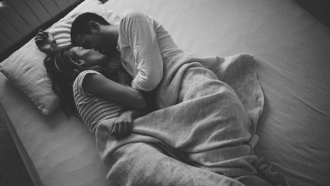 Vastu Tips For Bedroom: বিছানায় সুখ থাকুক ঘণ্টার পর ঘণ্টা! বাস্তুমতে বিবাহিত জীবনে করতে হবে যে ছোট্ট কাজ Vastu Tips For Bedroom: বিছানায় সুখ থাকুক ঘণ্টার পর ঘণ্টা! বাস্তুমতে বিবাহিত জীবনে করতে হবে যে ছোট্ট কাজ
