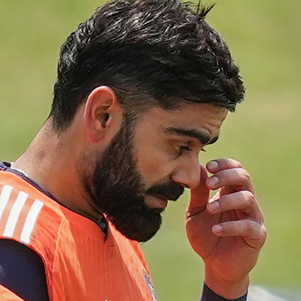 টেস্টে (Test) ভারত অধিনায়ক হিসেবে সবচেয়ে বেশি বার শূন্যে আউট হওয়ার রেকর্ড গড়েছেন বিরাট কোহলি (Virat Kohli)। তিনি ভারতের জার্সিতে টেস্টে মোট ১০ বার রানের খাতা খোলার আগেই মাঠ ছেড়েছেন।
