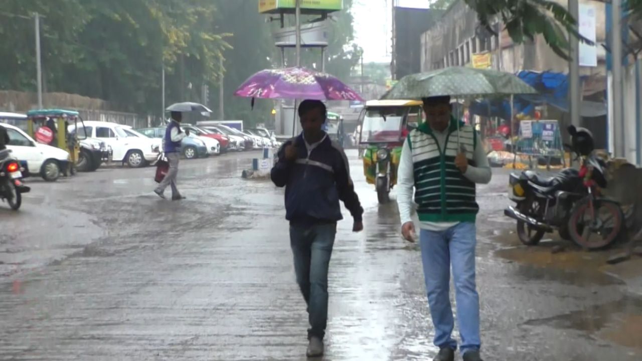 Today Weather Update News: বৃষ্টি আসছে... ঠান্ডায় লেপের সঙ্গে এবার বের করে রাখুন ছাতাও Today Weather Update News: বৃষ্টি আসছে... ঠান্ডায় লেপের সঙ্গে এবার বের করে রাখুন ছাতাও