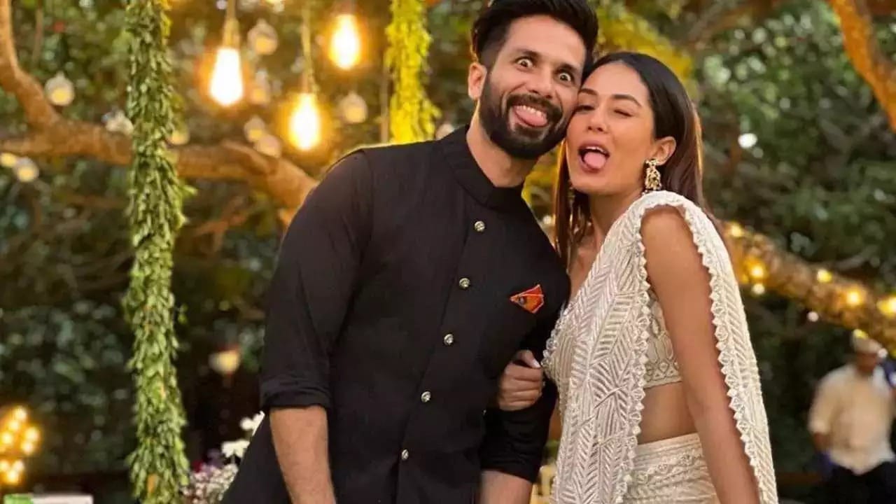 তবে এই জুটিকে একসঙ্গে পর্দায় দেখার অপেক্ষায় রয়েছেন বহুদিন ধরেই ভক্তরা। যদিও ভাল কাজ পেলে মীরা ফিরতে প্রস্তুত, তাও জানিয়ে দিয়েছেন।