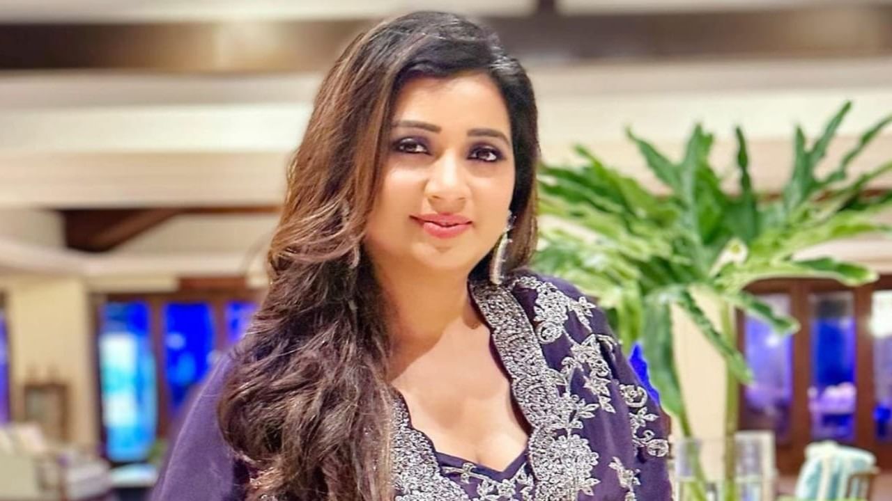 সোশ্যাল মিডিয়ায় প্রিয় সেলেবদের নিয়ে নানা প্রশ্ন করলেই মিলে যায় উত্তর। এবার সেখান থেকে জানা গেল, শ্রেয়া ঘোষালের মোট সম্পত্তির পরিমাণ ১৮৫ কোটি টাকা। 