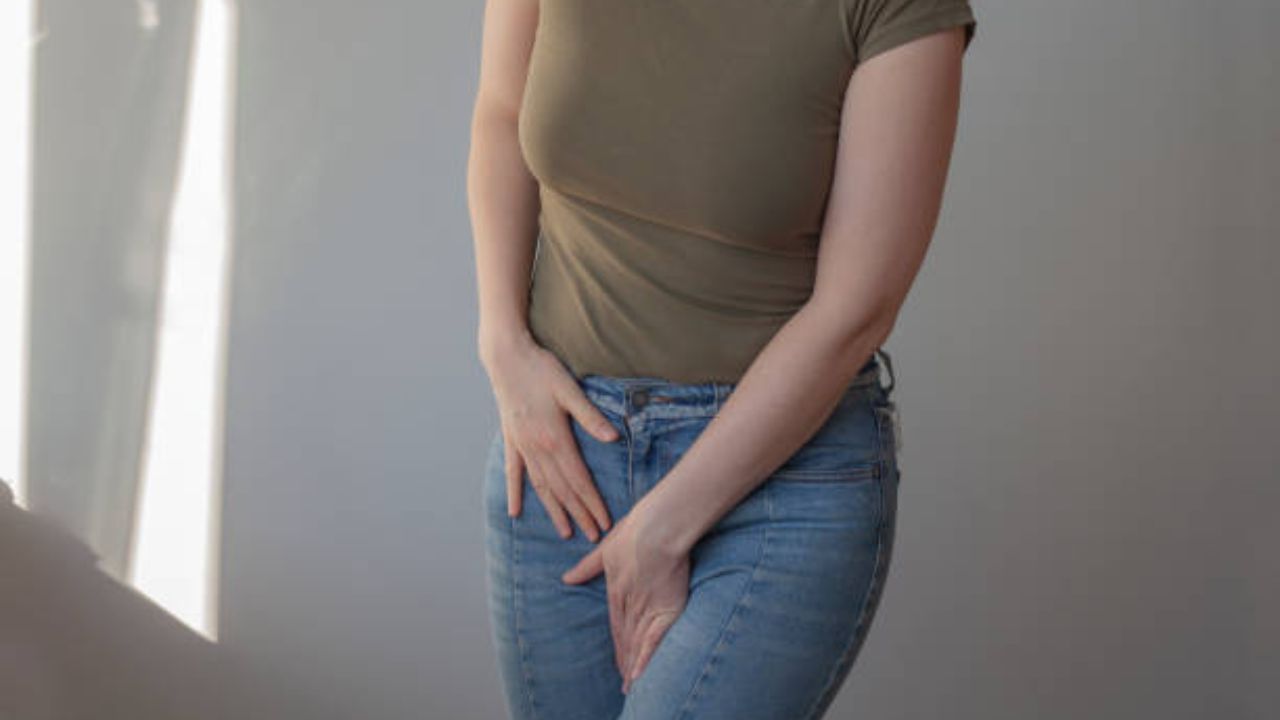 যোনি থেকে ঘন তরল সাদা স্রাব বেরোচ্ছে, সঙ্গে দুর্গন্ধও ছাড়ছে? এটা স্বাভাবিক নাকি কোনও রোগের লক্ষণ যোনি থেকে ঘন তরল সাদা স্রাব বেরোচ্ছে, সঙ্গে দুর্গন্ধও ছাড়ছে? এটা স্বাভাবিক নাকি কোনও রোগের লক্ষণ