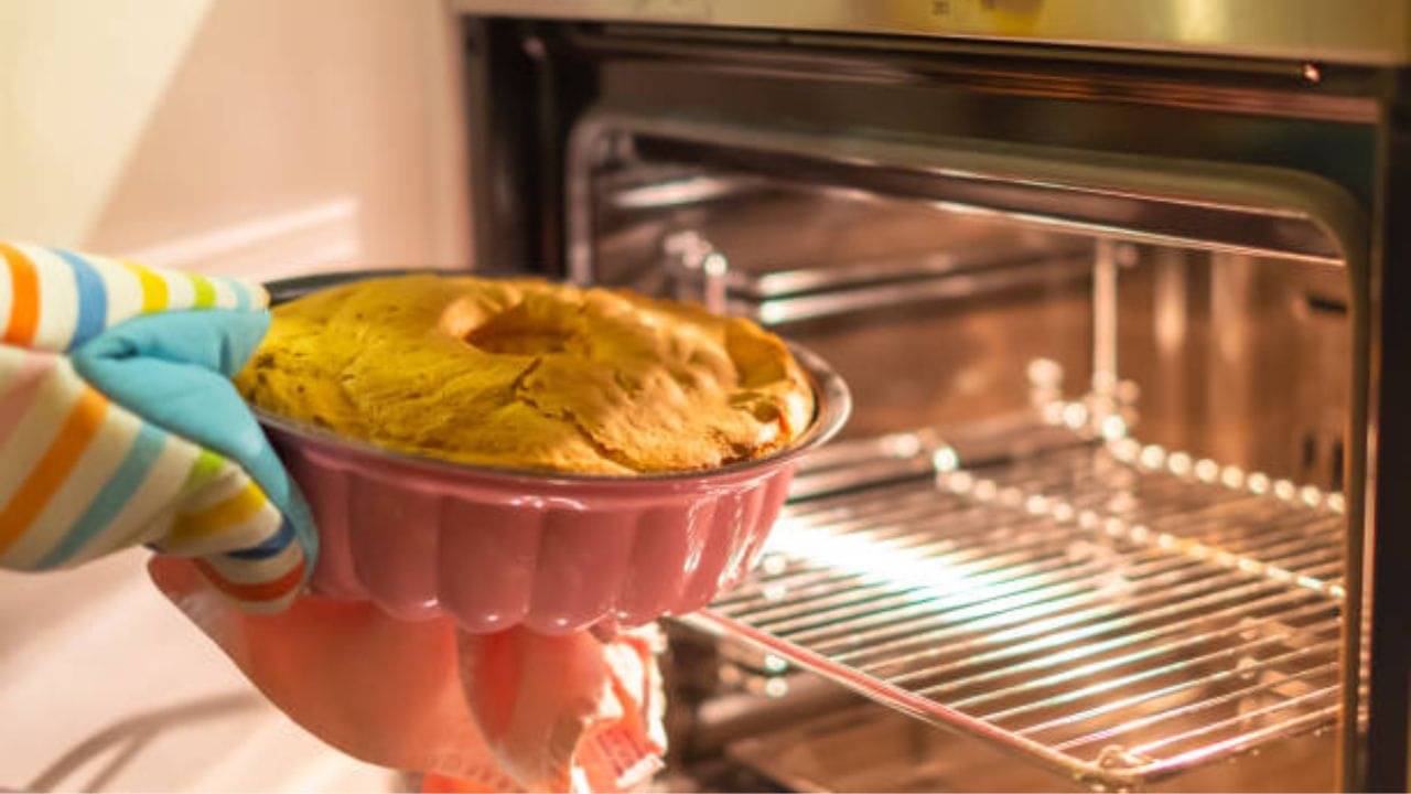 বড়দিনে বাড়িতে কেক বানাবেন? ওভেন হোক বা কুকার, কতক্ষণ প্রি হিট করবেন? রইল টিপস