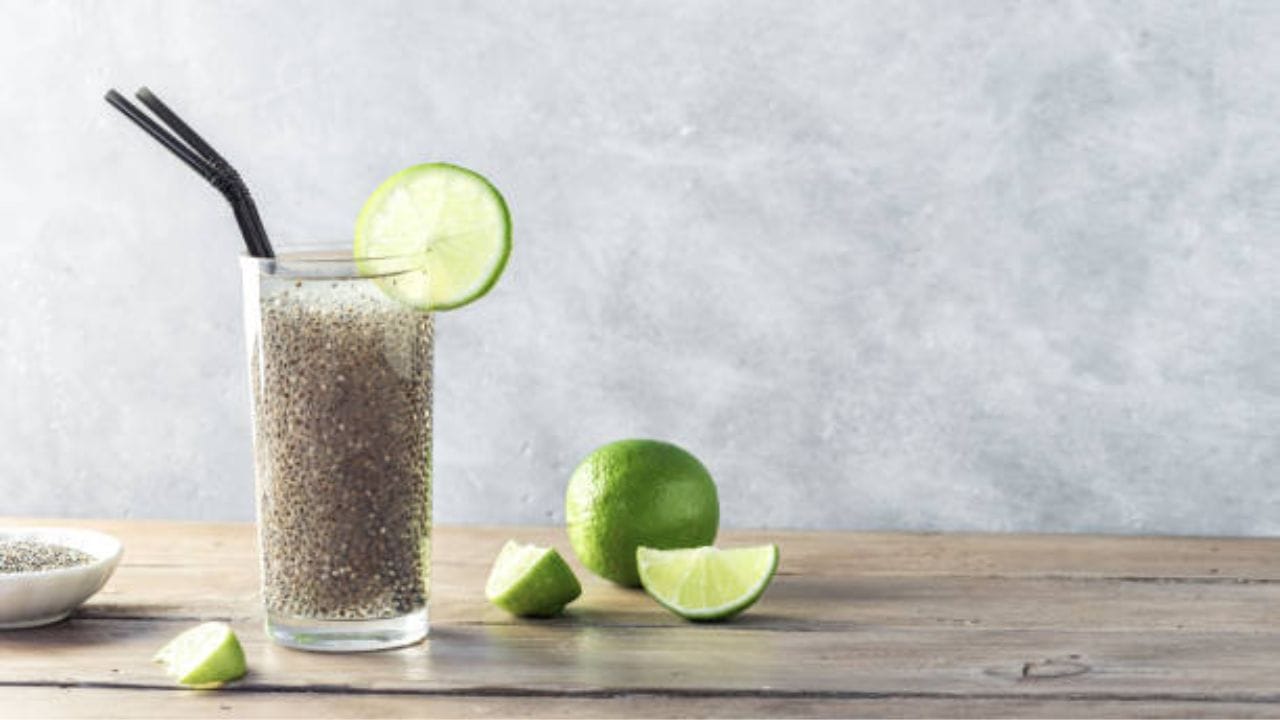 সাধারণত কোলেস্টেরলের মাত্রা কমানোর জন্য খাবারে তেলের ব্যবহার কমিয়ে আনা হয়। পাশাপাশি ফাইবার সমৃদ্ধ খাবার বেশি করে খেতে বলেন ডাক্তাররা। এরই পাশাপাশি খারাপ কোলেস্টেরলকে বশে আনতে চিয়া সিড খান।