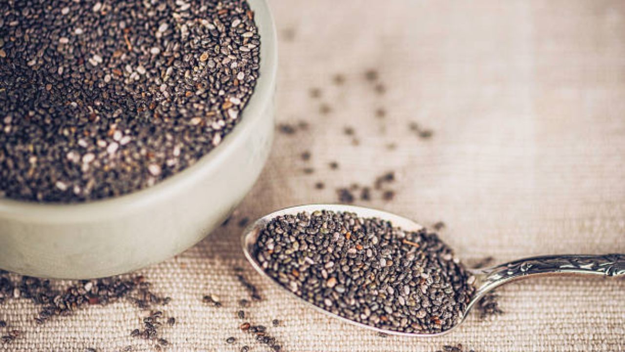 চিয়া সিডের মধ্যে পটাশিয়াম রয়েছে, যা রক্তচাপকে নিয়ন্ত্রণে রাখে। পটাশিয়াম দেহে সোডিয়ামের মাত্রা ব্যালেন্স করতে সাহায্য করে। এতে উচ্চ রক্তচাপের ঝুঁকি কমে। এভাবেও আপনি হৃদরোগের ঝুঁকি কমাতে পারেন।