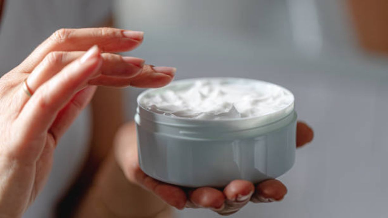 ডিসেম্বর আসতেই ড্রেসিং টেবিলে দেখা মিলছে কোল্ড ক্রিমের। শীতকালে শুষ্ক ত্বক খুব সাধারণ সমস্যা। শুষ্ক ত্বকের যত্নে শীতকালে কোল্ড ক্রিম ছাড়া গতি নেই।