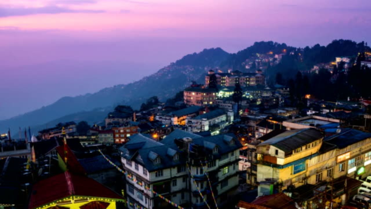 Darjeeling: ডিসেম্বরের শেষে কম খরচে দার্জিলিং যেতে চান? এই ৪ টোটকা মেনে চলুন