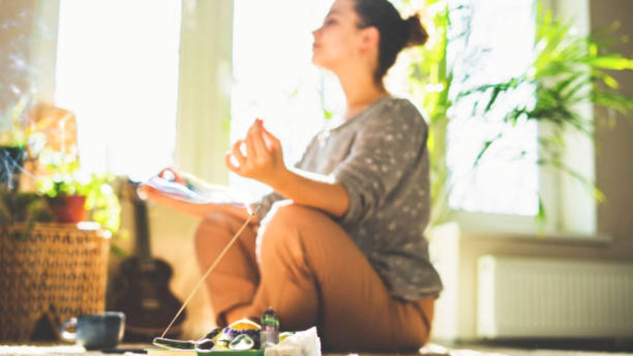 ঘি ও খেজুর উভয়ের মধ্যেই অ্যান্টিঅক্সিডেন্ট রয়েছে, যা অক্সিডেটিভ চাপ কমাতে সাহায্য করে। এতে একাধিক দীর্ঘস্থায়ী রোগের হাত থেকে মুক্তি পাওয়া যায়। এতে দেহে রোগ প্রতিরোধ ক্ষমতাও বৃদ্ধি পায়।