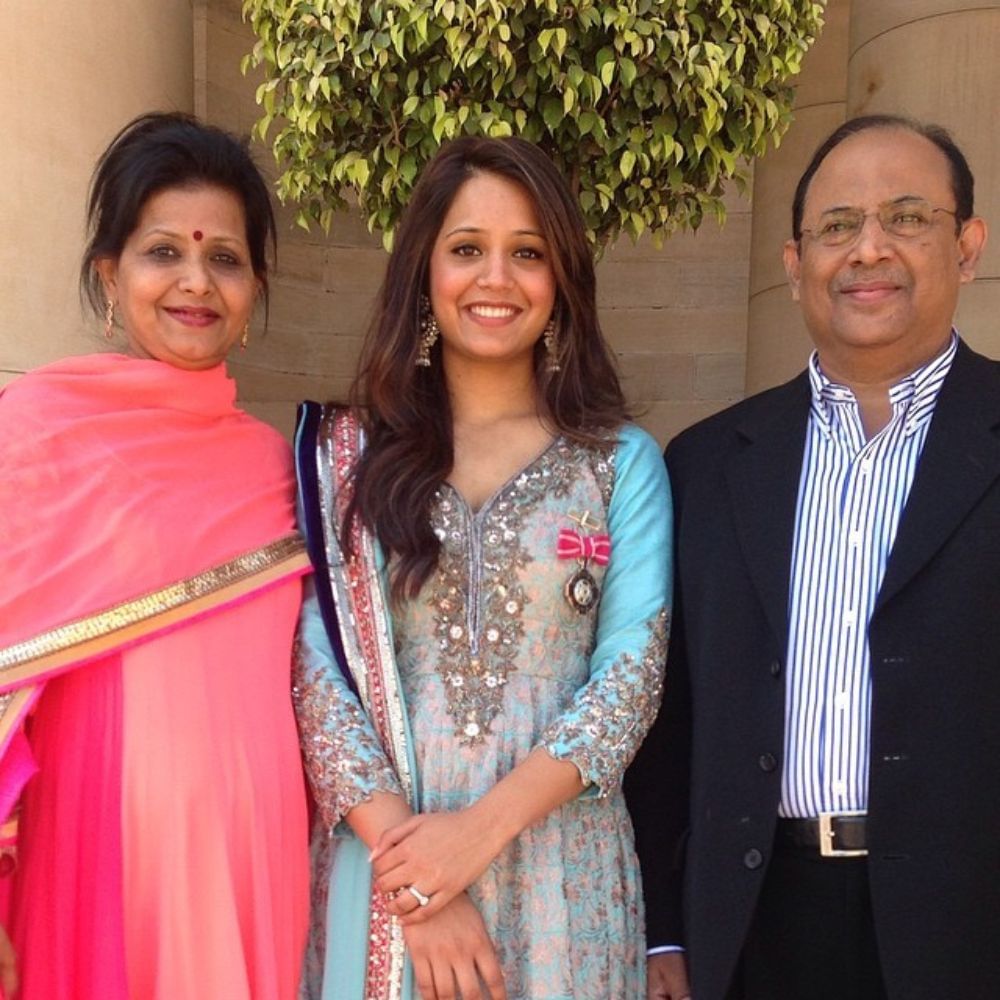 dipika pallikal with her mother and father