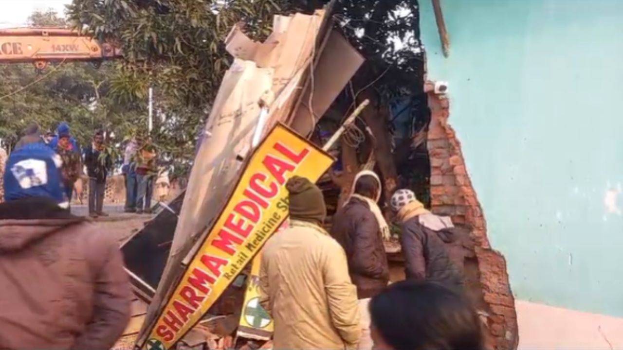 Dubrajpur: দুটো ১০০০ ভোল্টের ল্যাম্পপোস্ট, আম গাছ উপড়ে 'দৈত্য' ঢুকল ওষুধের দোকানে! মধ্যরাতে কী ভয়ঙ্করকাণ্ড