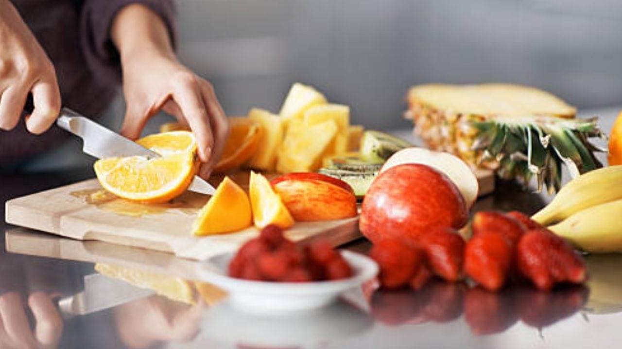 ব্রেকফাস্ট ও লাঞ্চের মাঝে কিংবা দুপুরের খাওয়া শেষ করে ফল খাব বেশিরভাগ মানুষ। দুটো ভারী খাবারে মাঝে ফল খাওয়া স্বাস্থ্যের জন্য ভাল। তবে, এমন বেশ কিছু ফল রয়েছে, যা ভারী নয়, খালি পেটে খাওয়া বেশ উপযোগী।