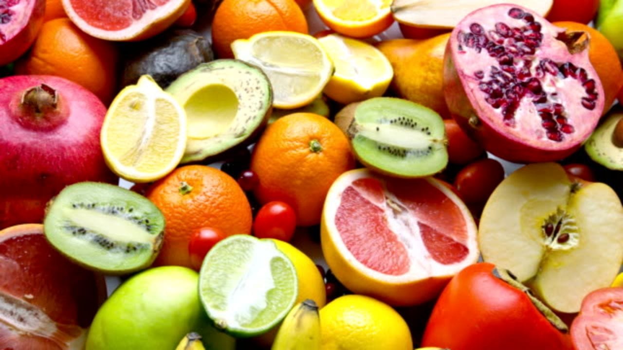 কথায় রয়েছে, খালি পেটে জল আর ভরা পেটে ফল। ভিটামিন ও মিনারেলে পরিপূর্ণ হয় ফল। তাই দিনে একটা করে হলেও ফল খাওয়া জরুরি। এতে একাধিক রোগের হাত থেকে সুরক্ষিত থাকা যায়।