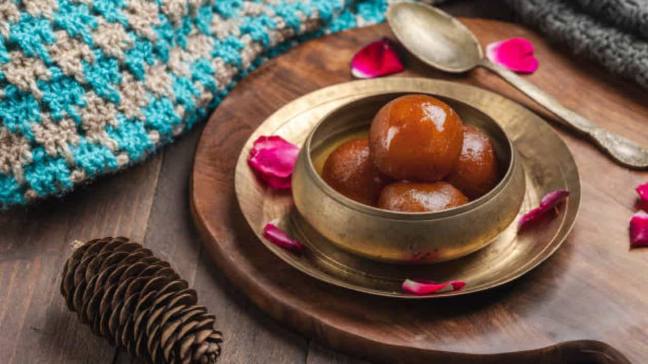 শীতের রাতে গুলাব জামুন খেতে বেশ লাগে। আসলে শীত মানেই উৎসবের মরশুম। চারিদিকে মেলা, পার্বণ এসব লেগেই থাকে। শীতের দিনে সব বাড়িতেই পিঠে, পুলি, মিষ্টি বানানো হয়। বিশেষত গ্রামের বাড়িতে