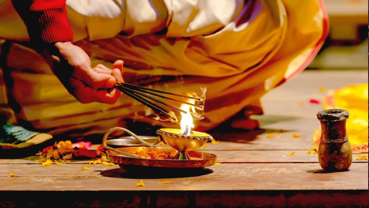 Puja Rules বাড়িতে রোজ ধূপকাঠি জ্বালানো শুভ নয়, তাহলে বিকল্প কী? Bengali News Should