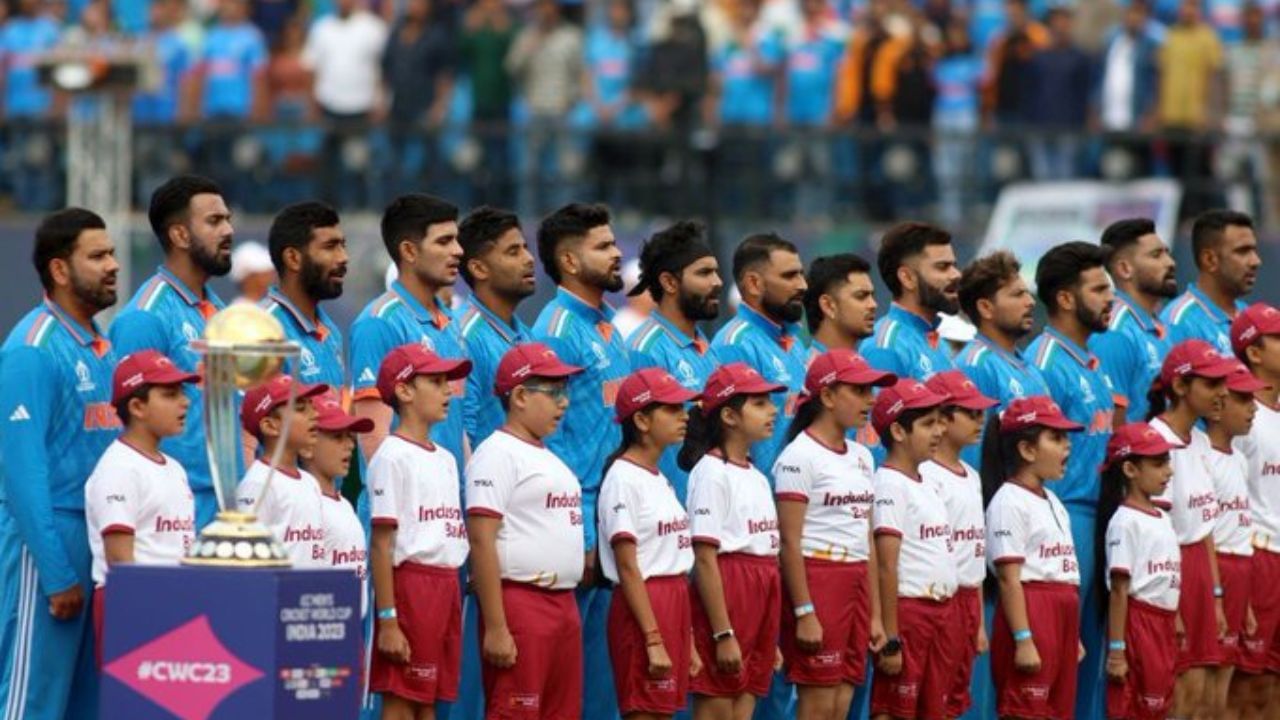 ঘরের মাঠে বিশ্বকাপ হাতছাড়া হলেও বিশ্বকাপের পুরো আসরে দুর্দান্ত পারফর্ম করেছে ভারত। অনেকদিন পর ভারতকে এই ফর্মে পেয়ে বেজায় খুশি ভারতীয় ক্রিকেটপ্রেমীরা। বিশ্বকাপ হাতছাড়া হলেও আইসিসির সেরার ক্রমতালিকায় সবদিক থেকে শীর্ষস্থান ধরে রেখেছে ভারত। (ছবি:X)