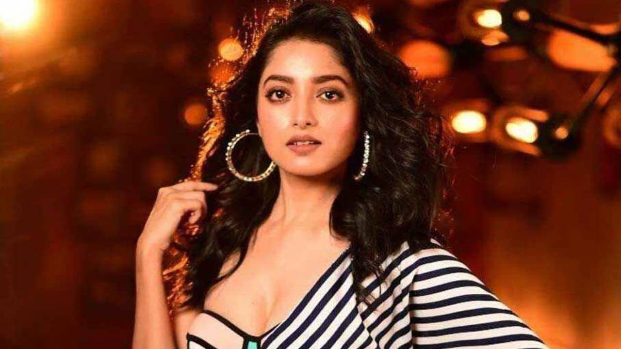 Ishaa Saha: শরীরের নিম্নাংশ অনাবৃত! প্রিমিয়ারে পোশাক নিয়ে প্রশ্নের মুখে ঈশা সাহা