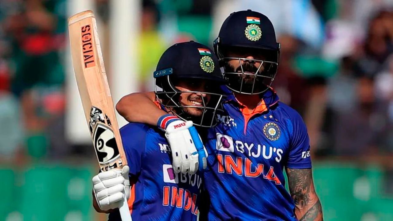  বিরাট কোহলির সঙ্গে জুটিতে দলকে ২৯০ রান এনে দিয়েছিলেন ঈশান। বিরাটও দুর্দান্ত ফর্মে ছিলেন। ৯১ বলে ১১৩ রান করেন কিং। (ছবি:X)