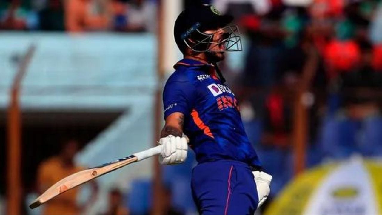 আজ, ১০ ডিসেম্বর দিনটা ক্রিকেটার ঈশান কিষাণের জীবনে সারাজীবন বিশেষ হয়ে থাকবে। কেন বলুন তো? কারণ আজকের দিনেই ওডিআইয়ের মঞ্চে দ্রুততম দুই শতরান করে রেকর্ড গড়েছিলেন ভারতের অন্যতম তরুণ ব্যাটার ঈশান। (ছবি:X)