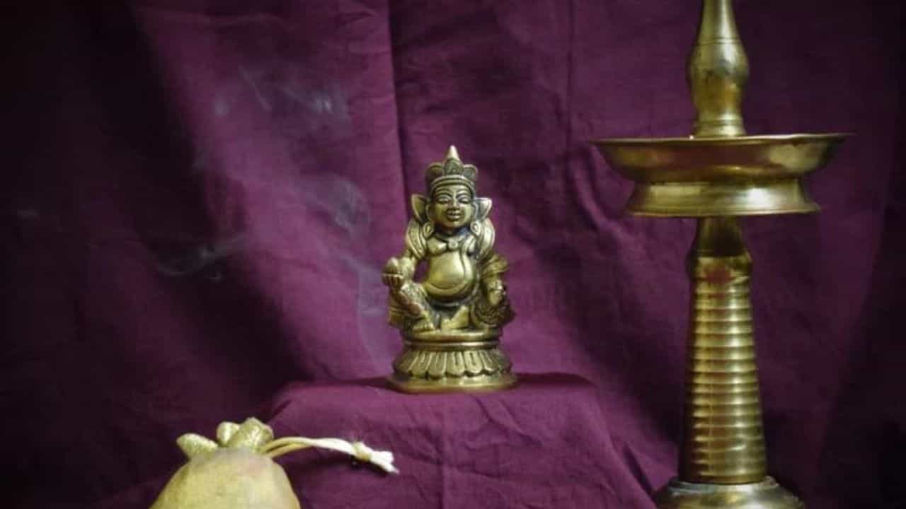 Kuber Mantra: কুবেরের এই মন্ত্রে পাল্টে যাবে গোটা জীবন! রাতারাতি ধনী হতে আজ জানুন জপ করার নিয়ম Kuber Mantra: কুবেরের এই মন্ত্রে পাল্টে যাবে গোটা জীবন! রাতারাতি ধনী হতে আজ জানুন জপ করার নিয়ম
