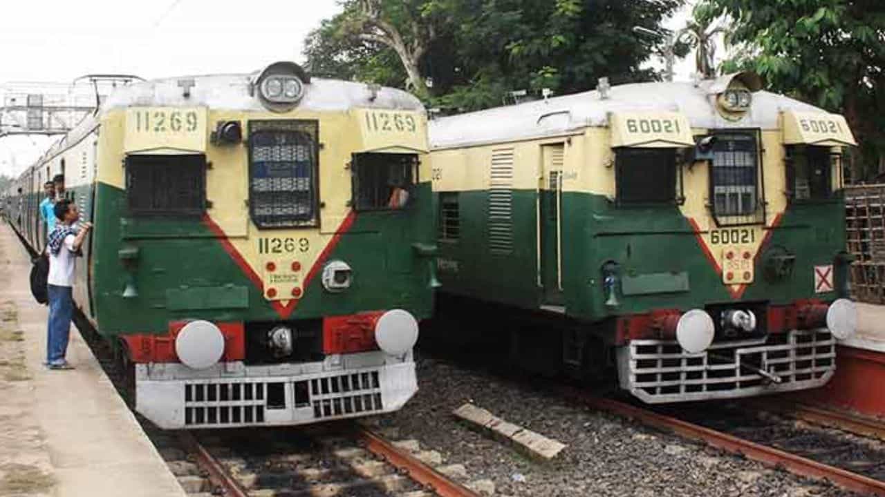 AC Local Train: এবার শিয়ালদহ-হাওড়া স্টেশন থেকে ছুটবে AC লোকাল ট্রেন, স্বপ্নপূরণের বেশি দেরি নেই AC Local Train: এবার শিয়ালদহ-হাওড়া স্টেশন থেকে ছুটবে AC লোকাল ট্রেন, স্বপ্নপূরণের বেশি দেরি নেই