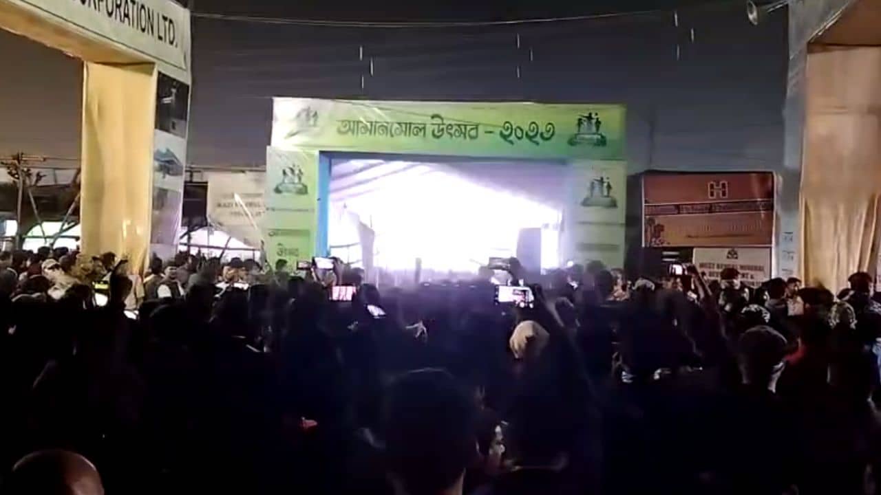 Asansol Utsav: ৫ টাকার টিকিটেই ফসিলস-এর অনুষ্ঠান দেখতে তুমুল ভিড়, হাসপাতালে ৭