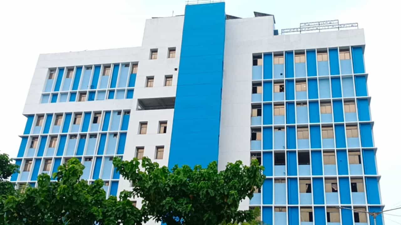 Govt Hospital: প্রসূতিদের পাঠিয়ে দেওয়া হচ্ছে অন্য হাসপাতালে, জানেনই না সুপার Govt Hospital: প্রসূতিদের পাঠিয়ে দেওয়া হচ্ছে অন্য হাসপাতালে, জানেনই না সুপার
