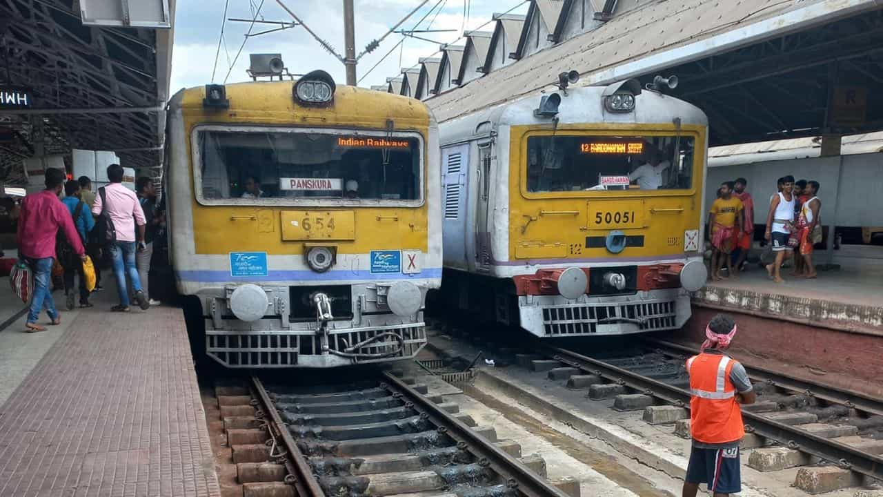 Death at Rail Line: মায়ের দেহে পাশেই পড়ে রক্তাক্ত শিশু, সাত সকালে রেল লাইনের ধারে ভয়াবহ দৃশ্য