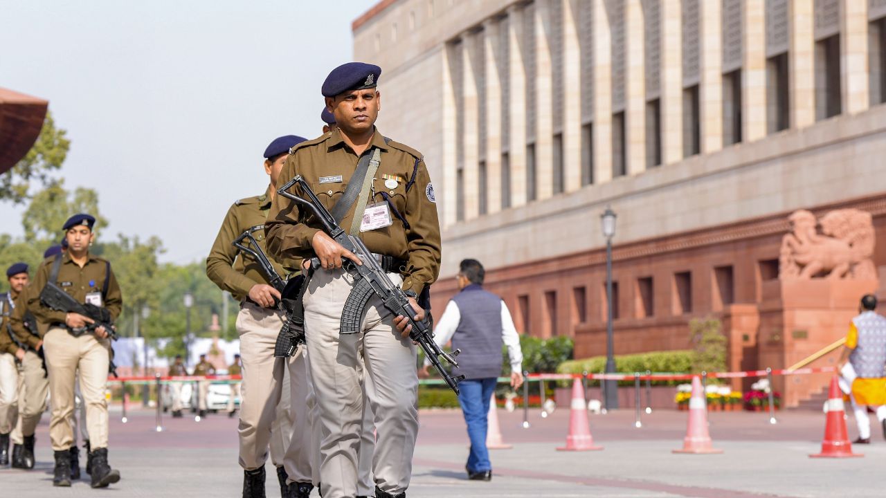 Parliament Security Breach: এত পরিকল্পনা করে স্মোক বম্ব নিয়ে হানা সংসদে, উদ্দেশ্যটা ঠিক কী?