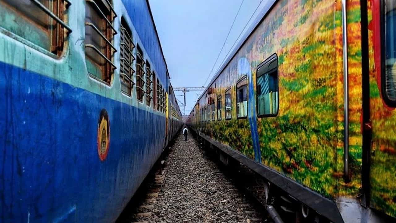 Indian Railway: রেলে টিকিট সঙ্গে রাখা কি বাধ্যতামূলক? কী নিয়ম আছে জানুন Indian Railway: রেলে টিকিট সঙ্গে রাখা কি বাধ্যতামূলক? কী নিয়ম আছে জানুন