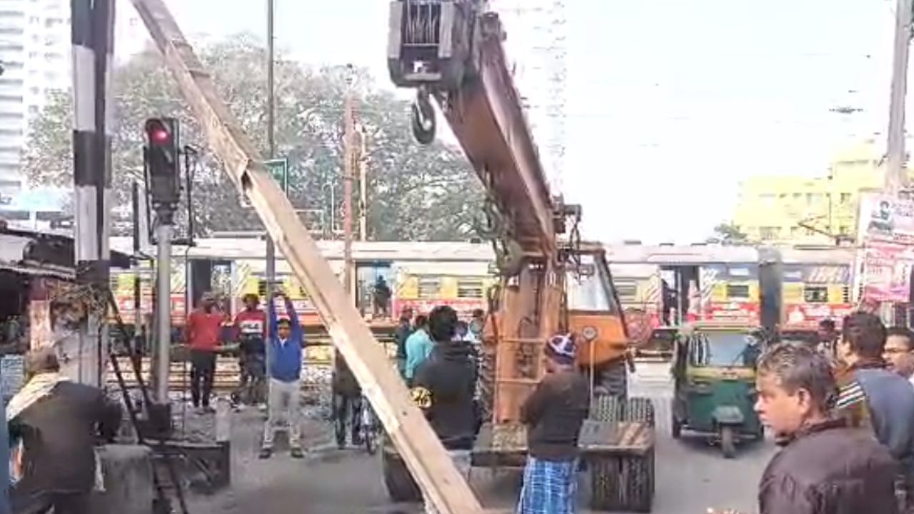 Sodepur Rail Station: চরম বিপত্তি সোদপুর স্টেশনে, লরির ধাক্কায় ভাঙল রেলের হাইট গেট