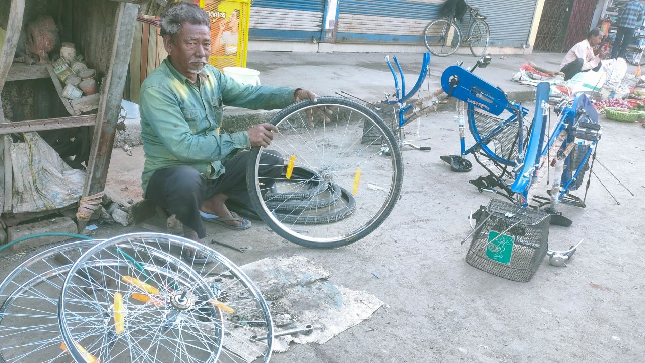 Sabuj Sathi Cycle: 'সবুজ সাথী'র সাইকেলের এ কী হাল! খসছে পড়ুয়াদের পকেটের টাকা