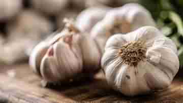 Garlic Price: পেঁয়াজ, টমেটোর পর হু হু করে বাড়ছে রসুনের দাম