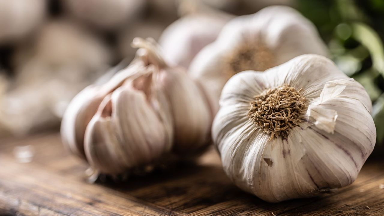 Garlic Price: পেঁয়াজ, টমেটোর পর হু হু করে বাড়ছে রসুনের দাম