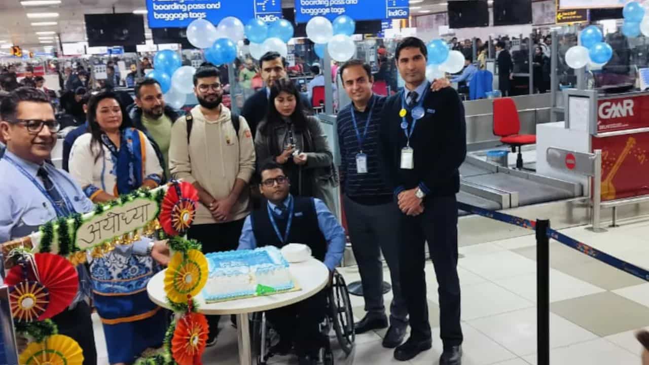 Indigo welcomes: অযোধ্যার প্রথম বিমানযাত্রীদের স্বাগত ইন্ডিগোর ক্যাপ্টেনের, কেক কেটে সেলিব্রেশন বিমানবন্দরে Indigo welcomes: অযোধ্যার প্রথম বিমানযাত্রীদের স্বাগত ইন্ডিগোর ক্যাপ্টেনের, কেক কেটে সেলিব্রেশন বিমানবন্দরে
