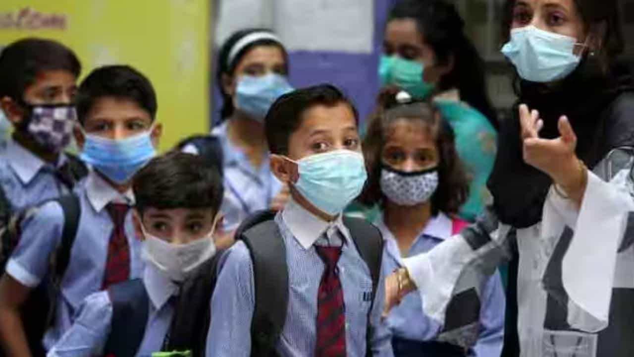 Covid alert for childrens: রোগ প্রতিরোধ ক্ষমতা কম হলেই থাবা বসাচ্ছে JN.1, শিশুদের জন্য বিশেষ সতর্কতা জারি Covid alert for childrens: রোগ প্রতিরোধ ক্ষমতা কম হলেই থাবা বসাচ্ছে JN.1, শিশুদের জন্য বিশেষ সতর্কতা জারি