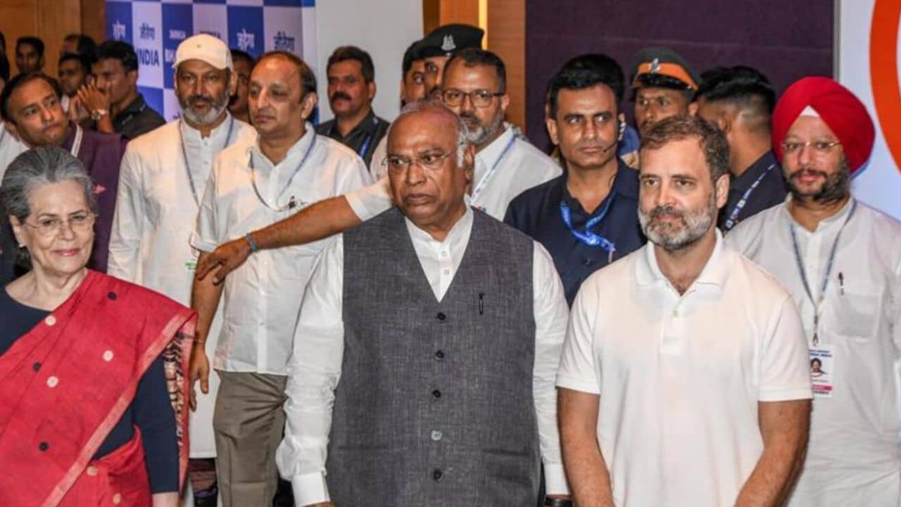 INDIA Bloc: শীতকালীন অধিবেশন শুরুর প্রাক্কালে বৈঠকে বসবেন ইন্ডিয়া জোটের সংসদীয় নেতৃবৃন্দ, এজেন্ডা কী?